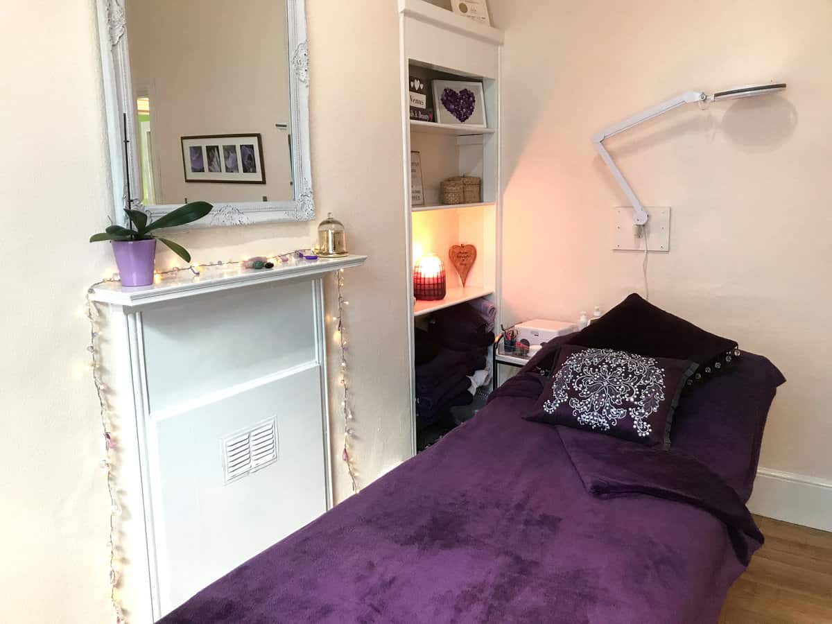 rsz_venus-beauty-hair-tavistock-devon-salon-beauty-therapist-room-overview-massage-couch-waxing-tinting-eyelash-extensions-flirties