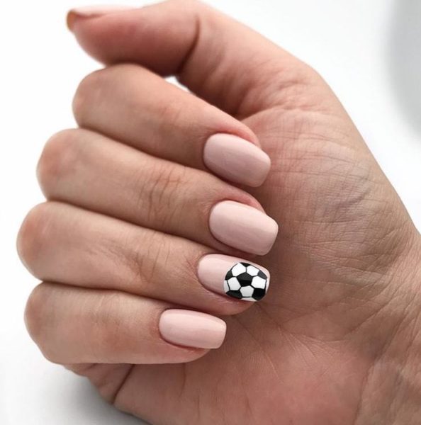 Jenya Malkin creates a classy World Cup design with a football feature nail