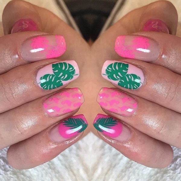 Bright pink design by @dontbegelishbeauty