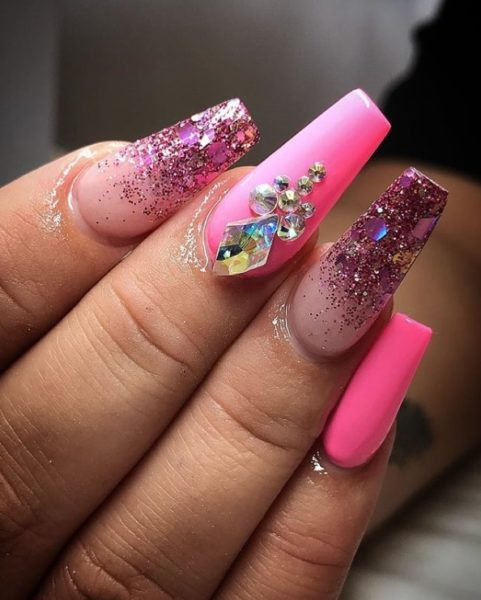 Popping pink nails by @leahjaynesbeauty