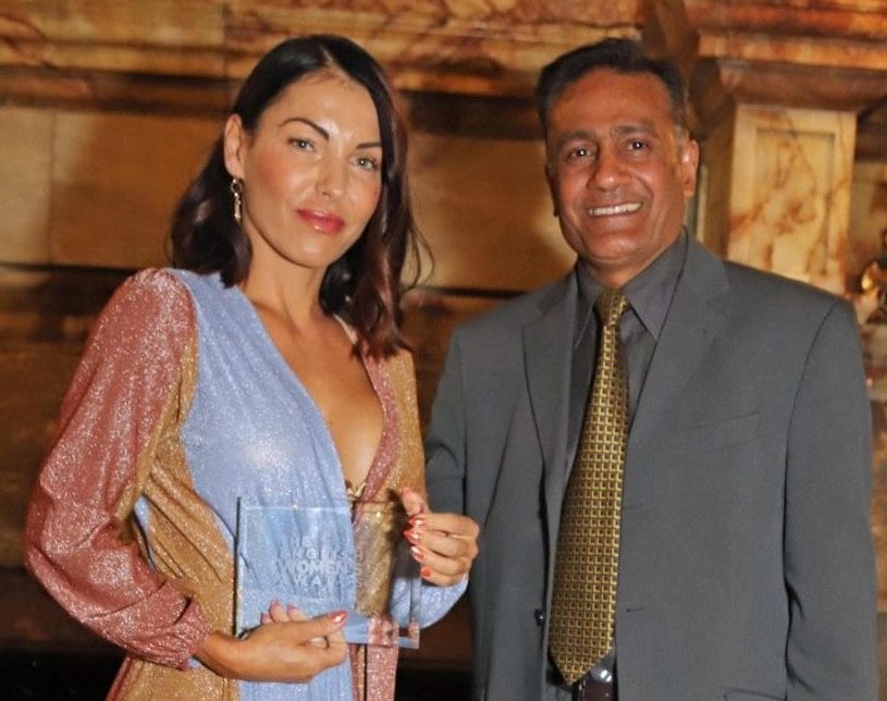 rsz_1english_womens_awards_host_kamlesh_purohit_presents_semilac_ceo_monika_shine_with_the_beauty_entrepreneur_of_the_year_award