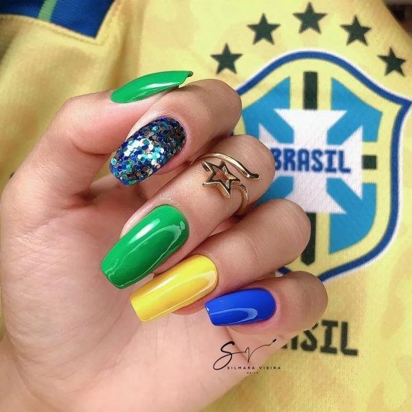 Brazil-themed nails by @u.nhas_divas