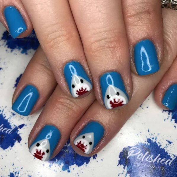 @polishedbyomairis uses a deep shades of blue for this design