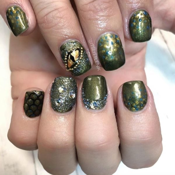 Niki Kircher represents the House of Targaryen with this gold leaf foil and caviar bead design