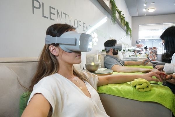 VR mani pedi 4
