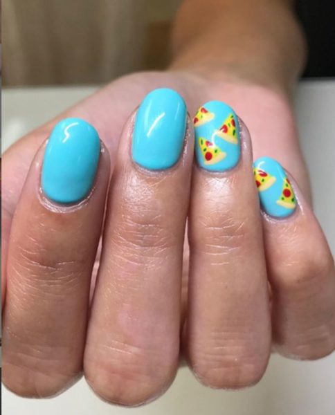 Danielle L. at @10thstorynails created this bright blue set adorned with pizza slices