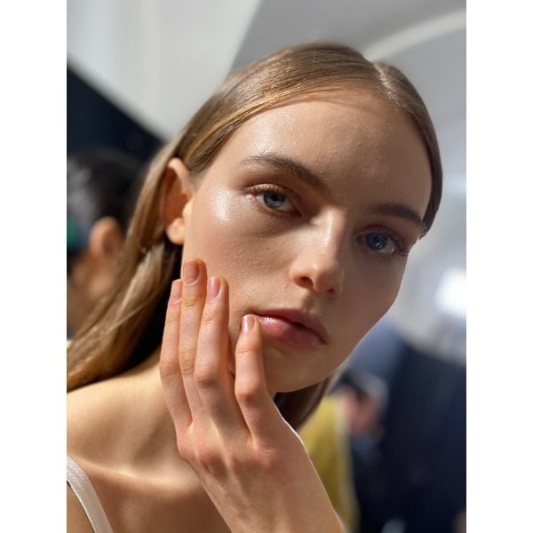 Nude nails match the natural makeup 