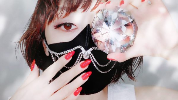  Mitsue Kanehara
"There are times I feel strong and vibrant, but also times when I feel delicate and fragile. No matter my spirit at any fleeting moment in time, through nail art, I have the privilege of casting the magic of love and happiness for my clients and receive lots of love from them in return. This photo portrays me in a multifaceted and magical light, featuring polished nails in red, the color of love and passion."