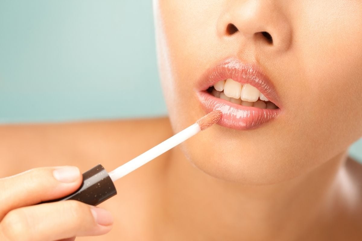 put on lip gloss banner