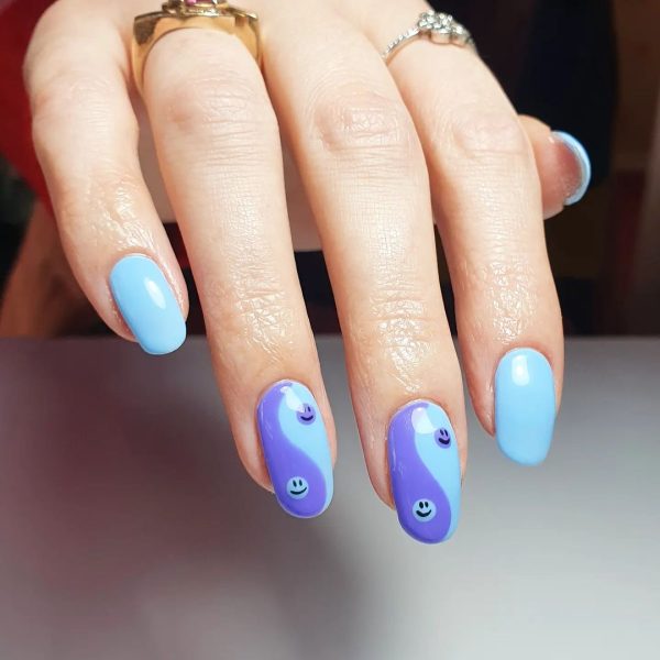 @pineapplegelnailss serves up a blue and purple look featuring smileys