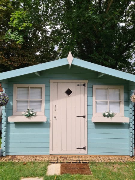 tara smith salon outside