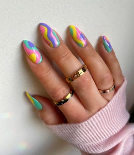 A bright, full-coverage swirly style courtesy of @bysadiedaisy. 