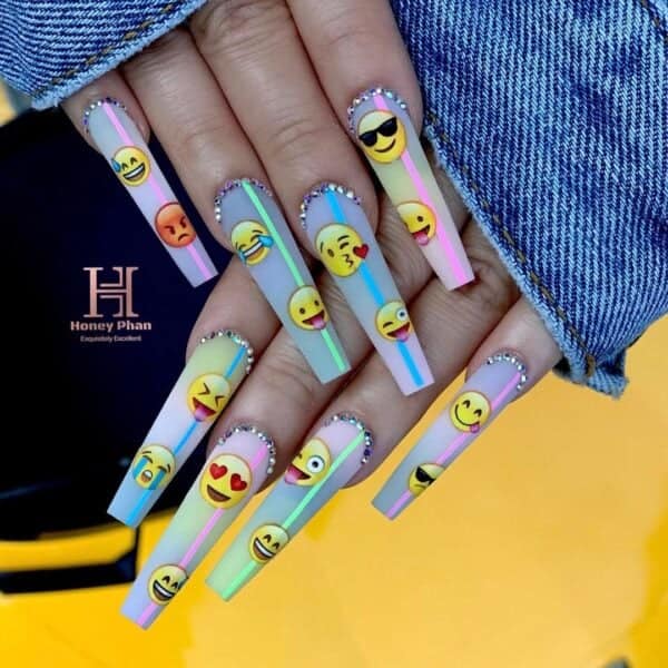 @hnnailsbyhoney adds an iridescent shine to emoji-inspired faces.
