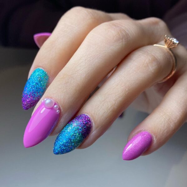 @bm_nailsandbeauty takes us back to Disney's original The Little Mermaid by using the film's iconic hues. 