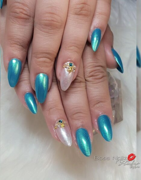 @bossnailzstudio balances attention between this iridescent turquoise shade and jewels. 