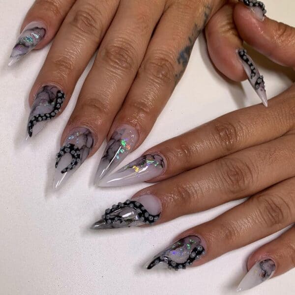 For those who desire 3D nail looks and are a lover of Ursula, @lionsnails' design is for you. 