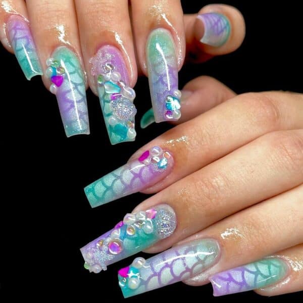 Using the iconic colour combination of Ariel's purple seashell bra and turquoise tail, these nails by @nailzz_by_kat are perfect for The Little Mermaid lovers. 