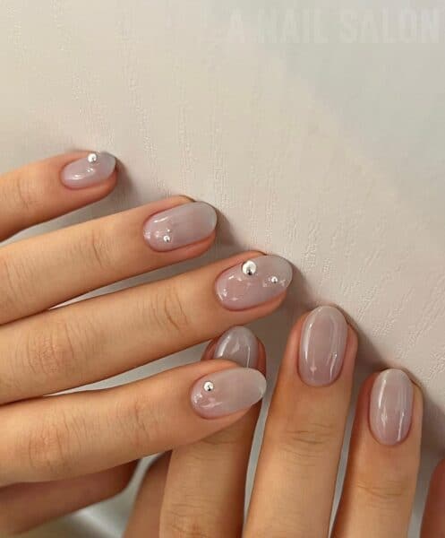 @anail.a mixes a glossy grey tone with shiny 3D additions.