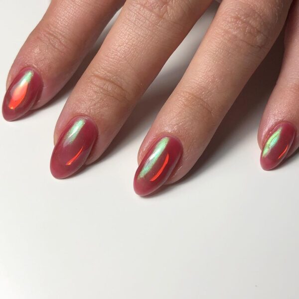 Melbourne-based Hanh Pham of @hanh.hands is behind this glossy berry design.