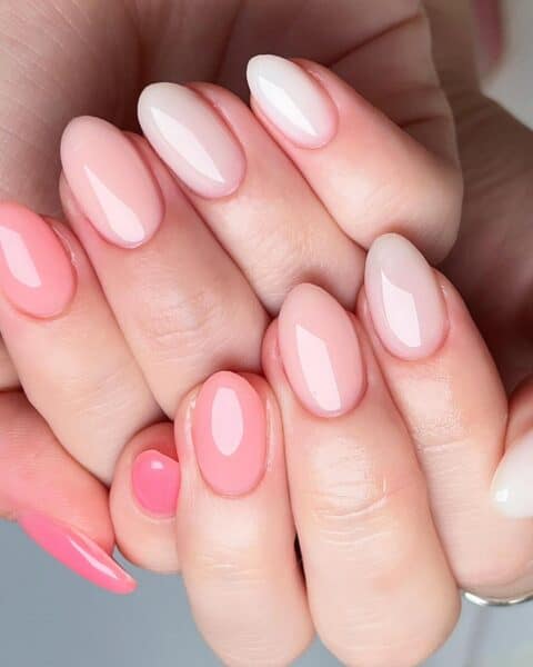 South Korea tech, @jiyoung.jpg, creates a gradient of pink syrup colour across nails.