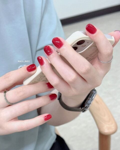 How captivating is a red syrup nail style? Courtesy of @nail_moi_