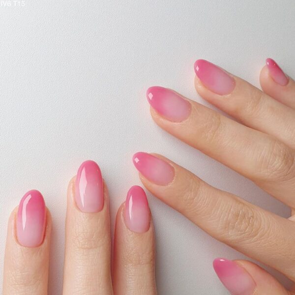 Barbiecore and the syrup nail trend combine in this look by @naily4141.