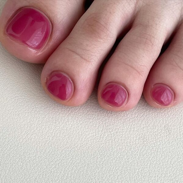 Suited to fingers and toes, @near__nail uses syrup styling for this deep pink pedi.