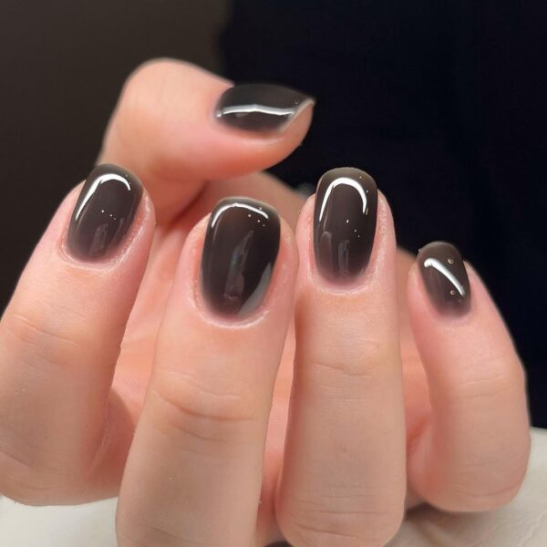 Melbourne-based artist specialising in Korean and Japanese gel, @neetydoesnails, opts for a glossy and gothic black hue.