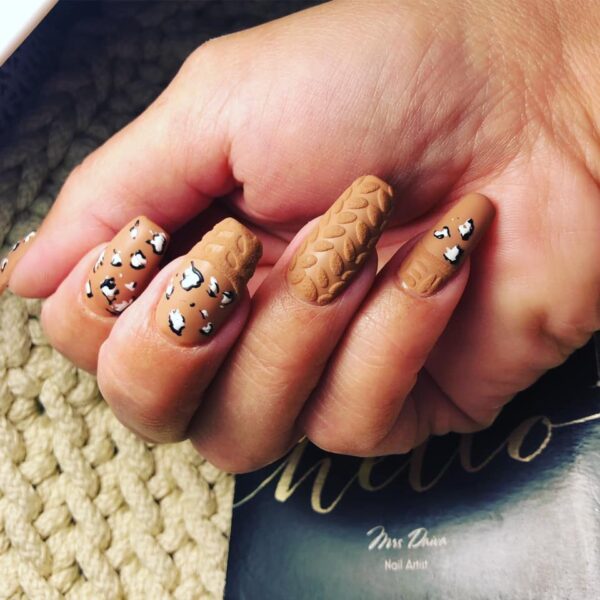 Dai Va's knitted sweater nails.