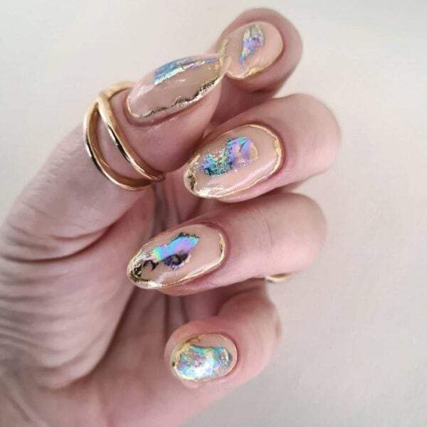 Louella Belle brand ambassador, @debbie_smith_hiddenbeauty, goes abstract with her oyster nail styling.