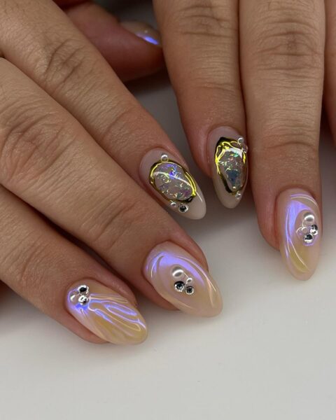 3D, chrome and iridescent sparkle make for an eye-catching design by @diananailedit.