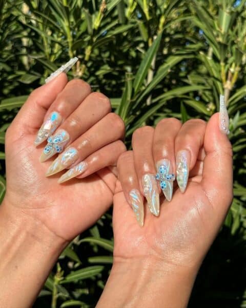 Blue detailing and 3D styling steal the show in this design by Taylor Smith of @lunar.nail.gorl.