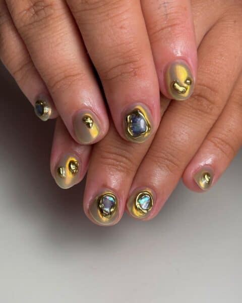 This oyster-inspired mystery manicure was created for @rebeccapaintsnails' client.