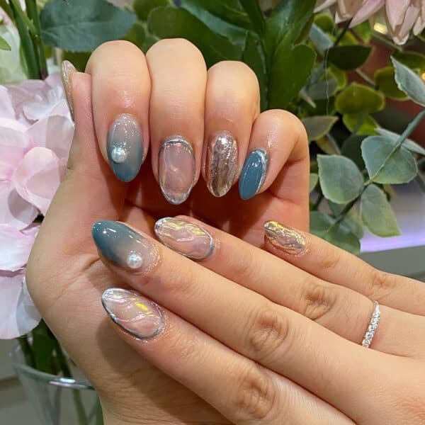 This mix and match look by @topnails_colourpassion_ltd features ombré, chrome and pearl embellishments.