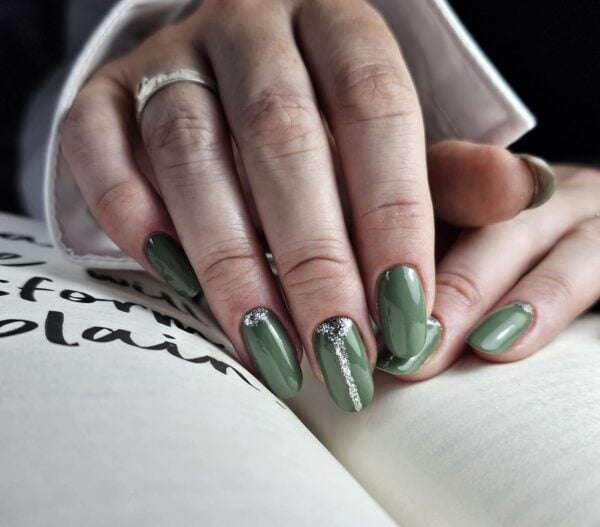 Raisa Beauty - "Minimalist nails."