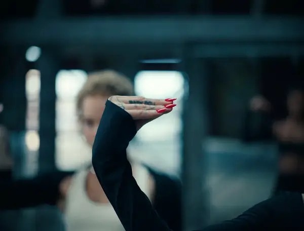 Miki Nails Yes And Ari Close Up