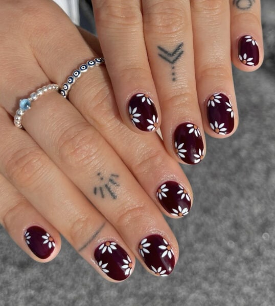 Image courtesy of Instagram.com/peachinails
