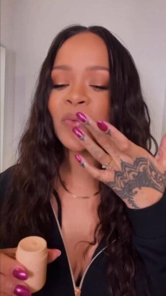 Hot pink chrome claws. Image courtesy of Instagram.com/badgalriri