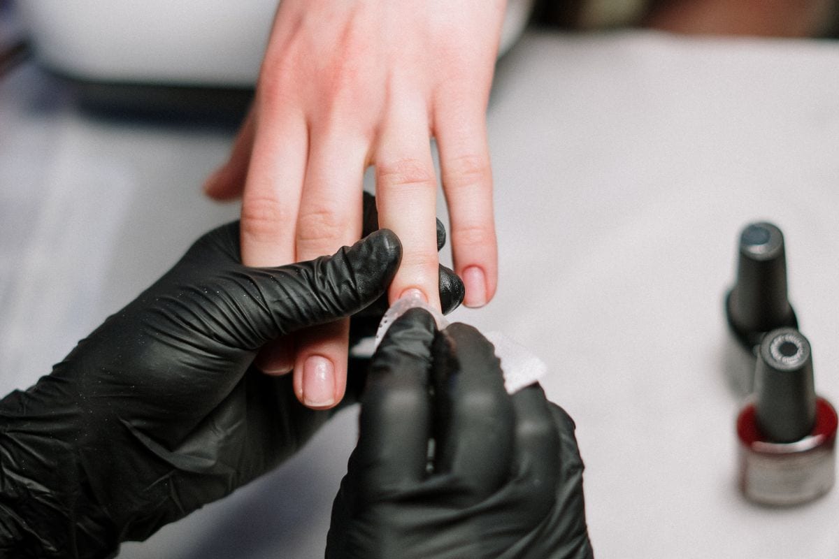 Do nails need to breathe?