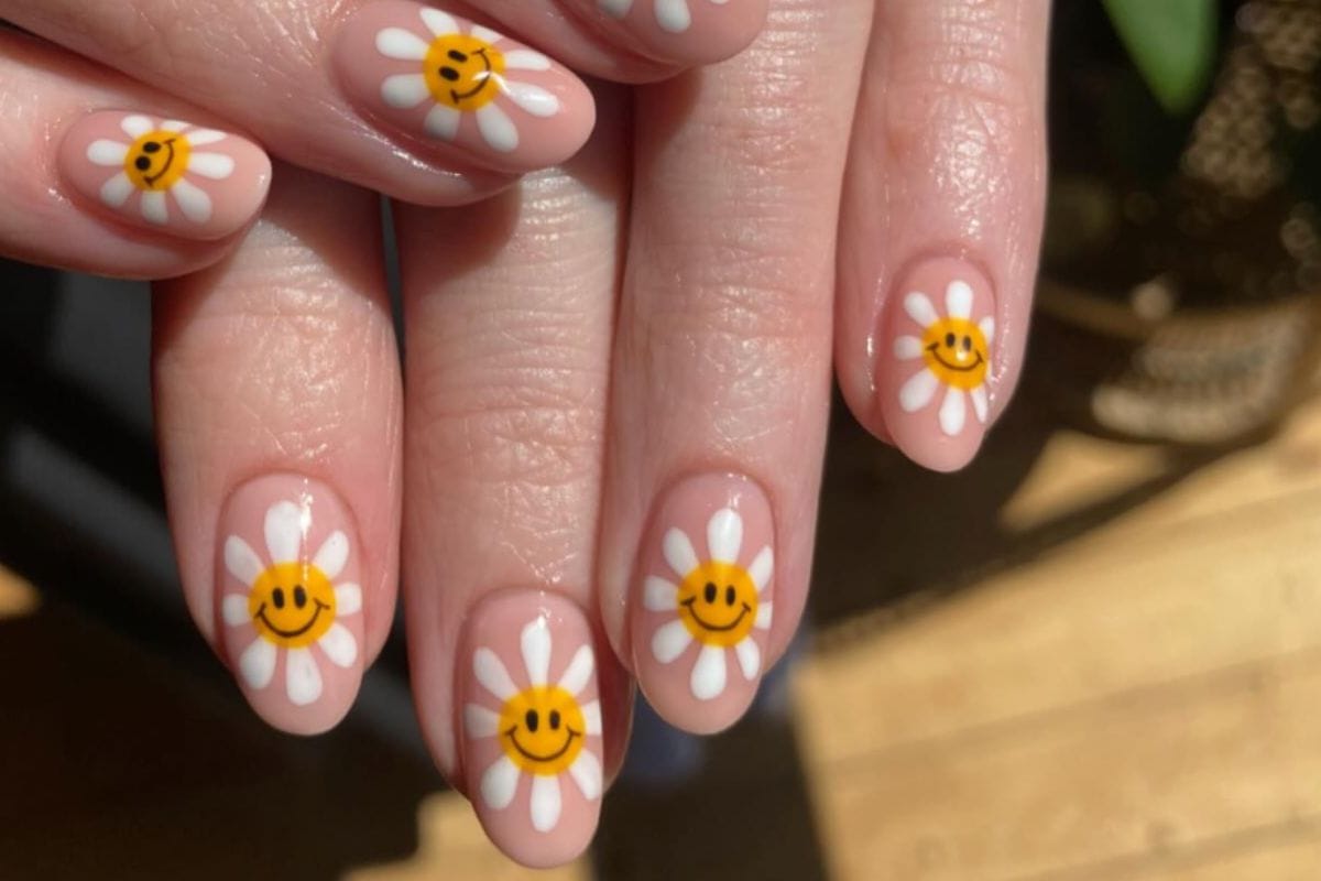 Mood-boosting nail art lead image courtesy of @chezpaintsnails