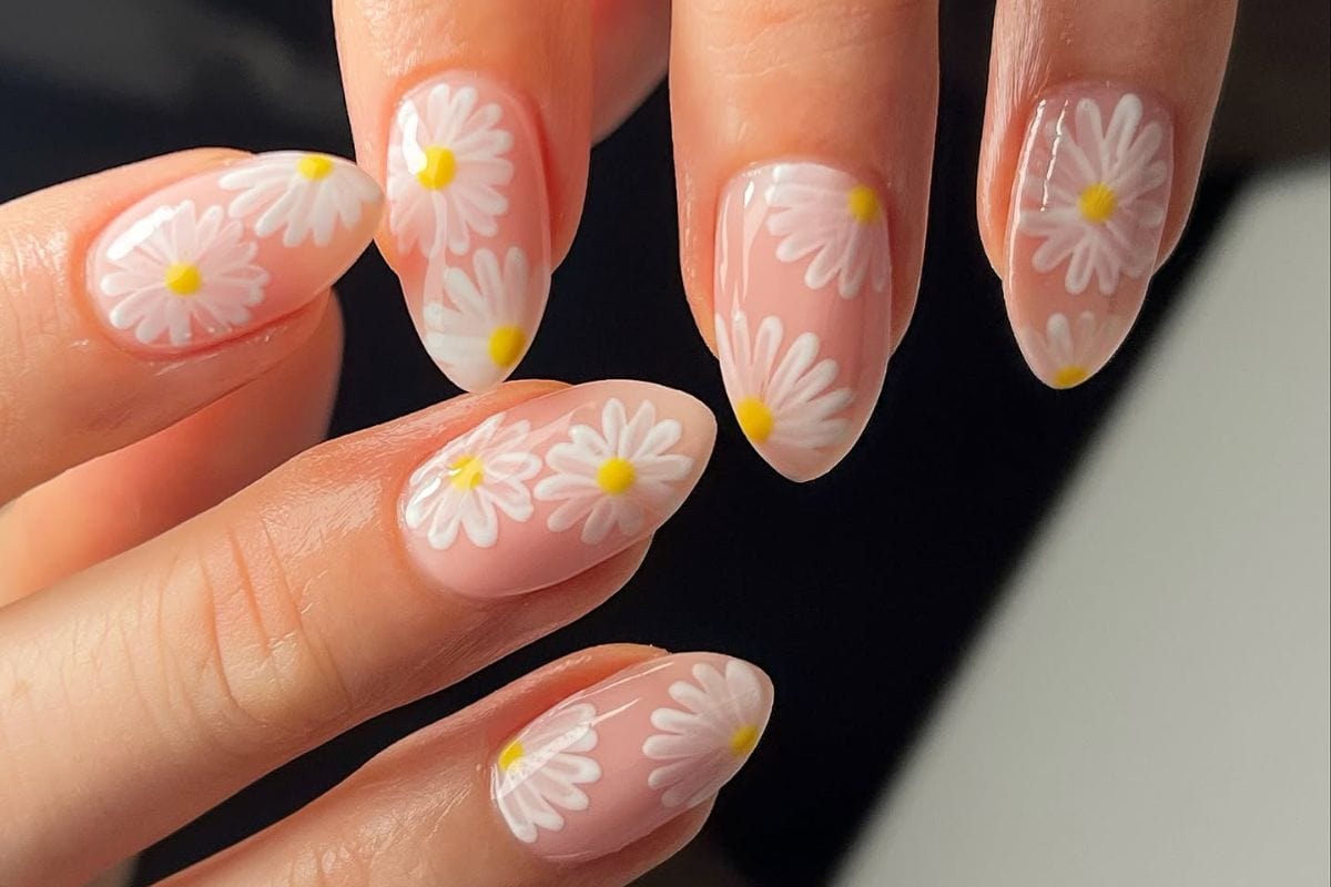 Daisy nails lead image courtesy of @thenailscoven