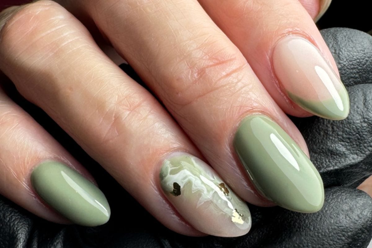 Sage green nails lead image courtesy of @jenski.nails