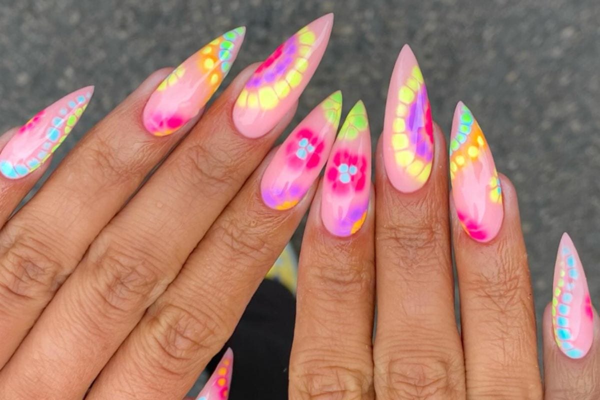 Festival nails lead image courtesy of Instagram.com/emily__meraki