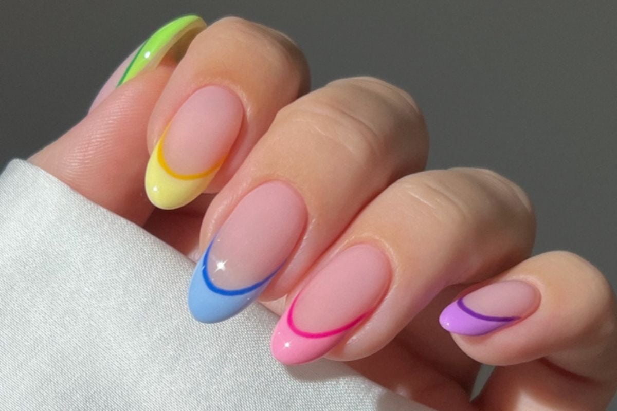 Skittle nails trend lead image courtesy of Instagram.com/heygreatnails